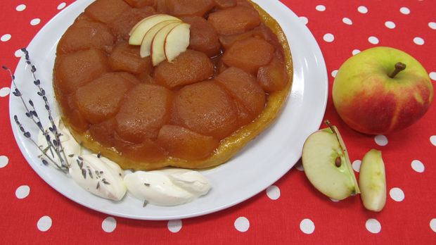 Apfelkuchen mit Creme fraiche: Tarte-Tatin-Rezept aus Enie backt