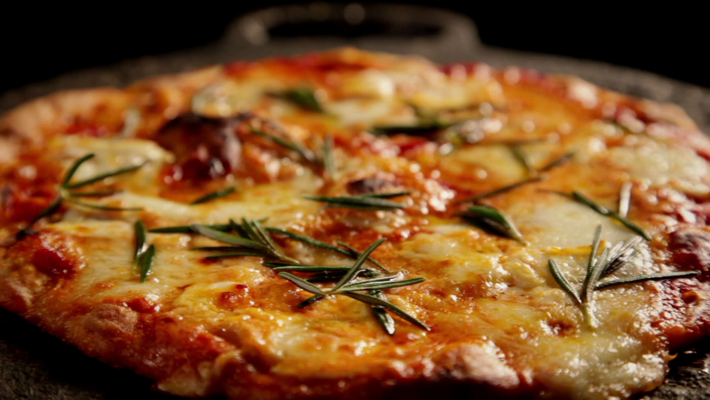 Pizza mit Mozzarella &amp; Rosmarin Das Rezept von Gordon Ramsay