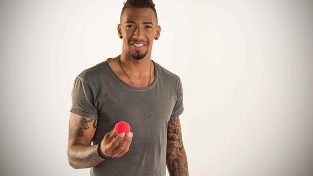 Jérôme Boateng unterstützt den Red Nose Day 2015