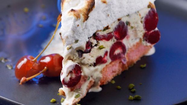 Flambierte Eistorte mit Kirschen: Rezept