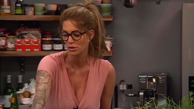 Promi Big Brother Video Bonus Sexy Sarah Kern Erfüllt Am Herd Alle Extrawünsche Sat 1