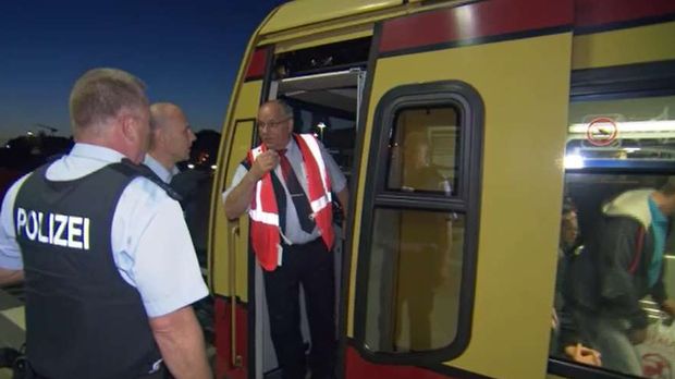 Achtung Kontrolle - Achtung Kontrolle! - Belästigung Am Bahnhof - Flüchtiger Flieht!