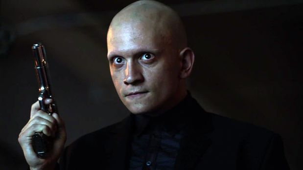 Gotham - Bildgalerie: Anthony Carrigan als Victor Szasz und The Mist ...